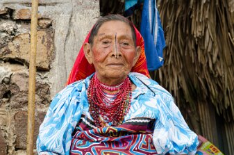 Frau der Kuna-Volksgruppe null